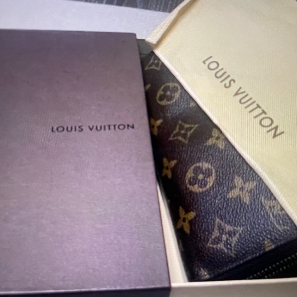 Authentic Louis Vuitton Monogram Zippy Wallet - Brown - Picture 5 of 12